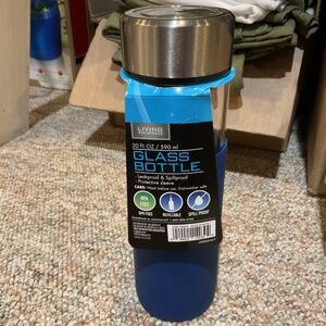 LIVING SOLUTIONS SPILLPROOF GLASS BOTTLE 20 oz BLUE BRAND NEW